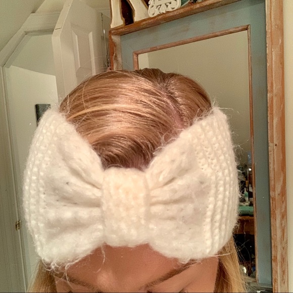 CC Boutique Accessories - Cute winter headband❄️❄️❄️